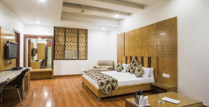 Hotel Mandakini Plaza Kanpur Zewnętrze zdjęcie
