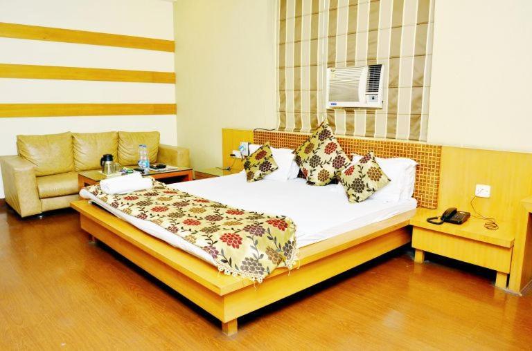 Hotel Mandakini Plaza Kanpur Zewnętrze zdjęcie